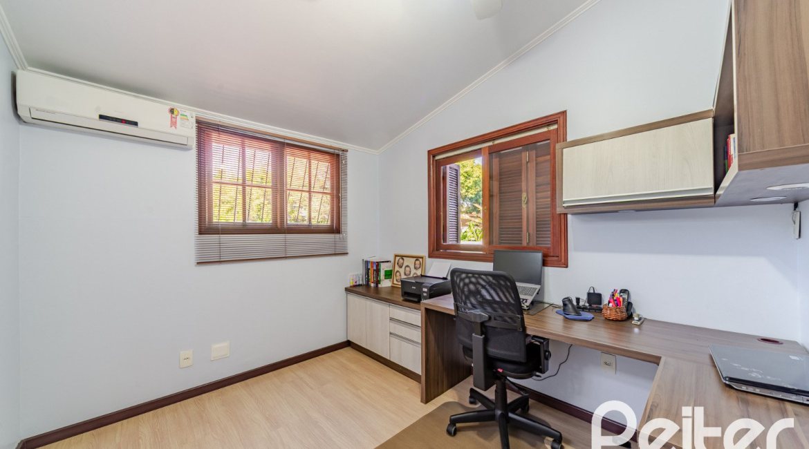 Casa em Condomínio à venda com 179m², 4 dormitórios, 1 suíte, 2 vagas, no bairro Cavalhada em Porto Alegre