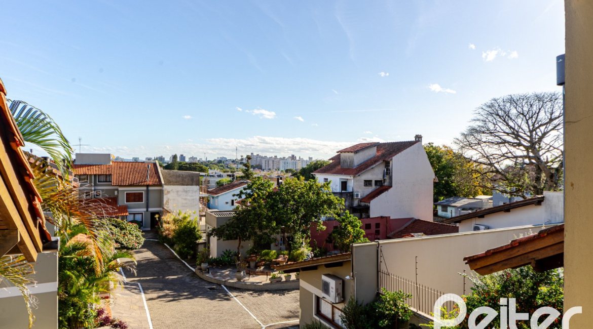 Casa em Condomínio à venda com 179m², 4 dormitórios, 1 suíte, 2 vagas, no bairro Cavalhada em Porto Alegre
