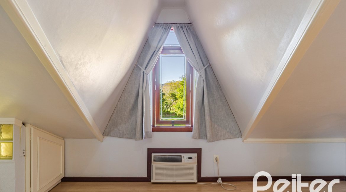 Casa em Condomínio à venda com 179m², 4 dormitórios, 1 suíte, 2 vagas, no bairro Cavalhada em Porto Alegre