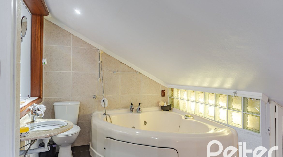 Casa em Condomínio à venda com 179m², 4 dormitórios, 1 suíte, 2 vagas, no bairro Cavalhada em Porto Alegre