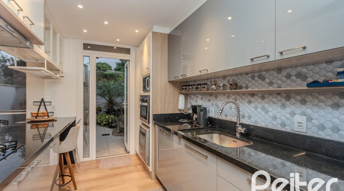 Casa em Condomínio à venda com 154m², 3 dormitórios, 1 suíte, 2 vagas, no bairro Tristeza em Porto Alegre