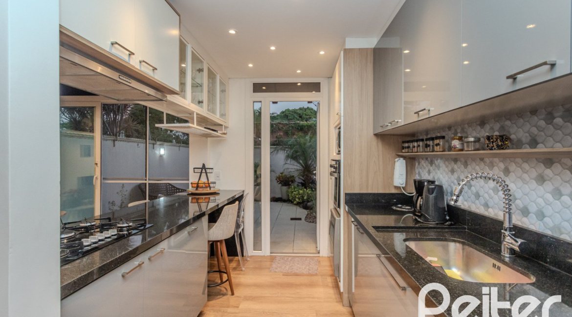 Casa em Condomínio à venda com 154m², 3 dormitórios, 1 suíte, 2 vagas, no bairro Tristeza em Porto Alegre