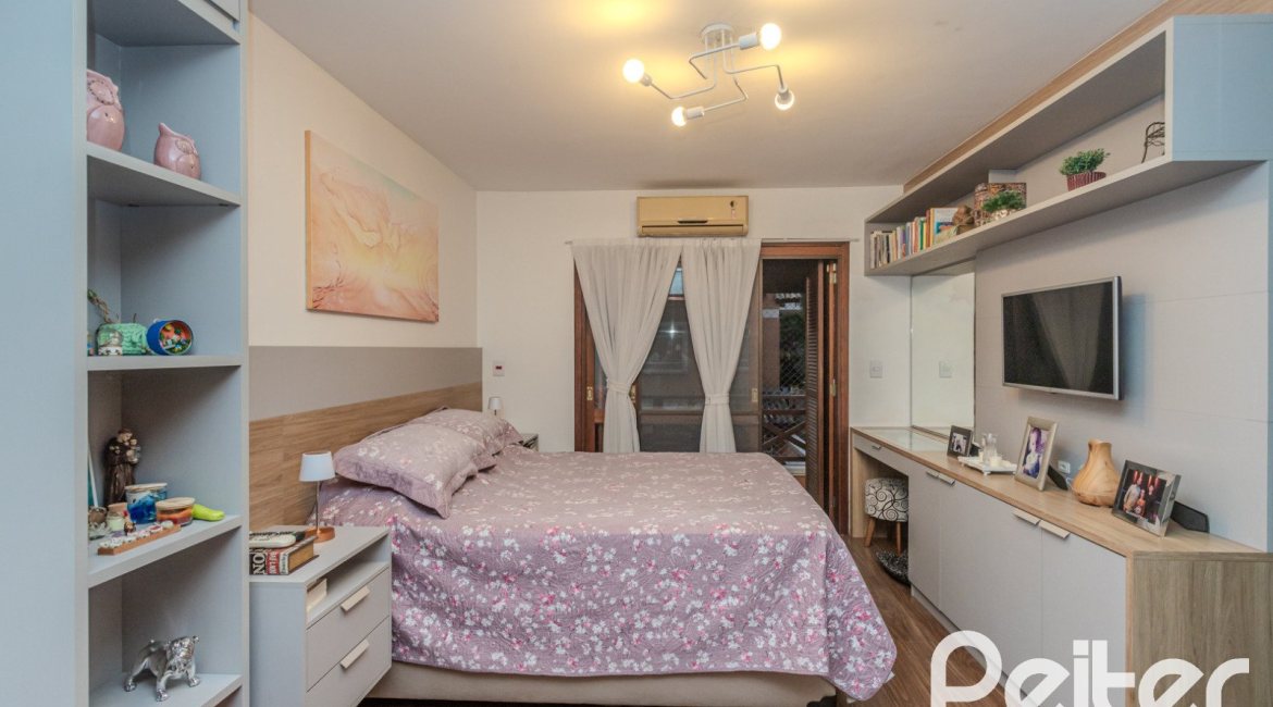 Casa em Condomínio à venda com 154m², 3 dormitórios, 1 suíte, 2 vagas, no bairro Tristeza em Porto Alegre