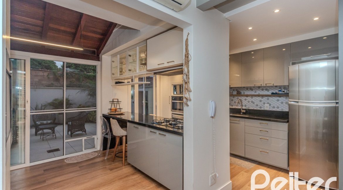 Casa em Condomínio à venda com 154m², 3 dormitórios, 1 suíte, 2 vagas, no bairro Tristeza em Porto Alegre