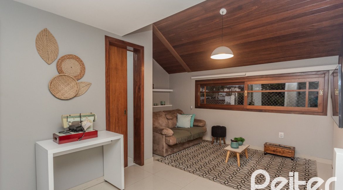 Casa em Condomínio à venda com 154m², 3 dormitórios, 1 suíte, 2 vagas, no bairro Tristeza em Porto Alegre