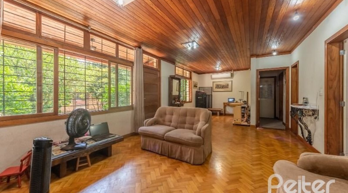 Casa à venda com 600m², 4 dormitórios, 1 suíte, 6 vagas, no bairro Ipanema em Porto Alegre