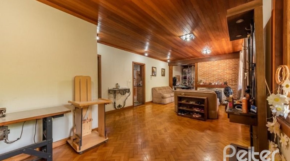 Casa à venda com 600m², 4 dormitórios, 1 suíte, 6 vagas, no bairro Ipanema em Porto Alegre