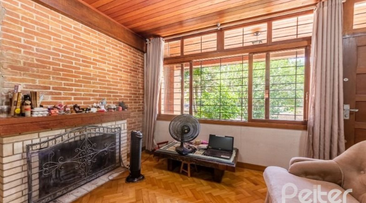 Casa à venda com 600m², 4 dormitórios, 1 suíte, 6 vagas, no bairro Ipanema em Porto Alegre