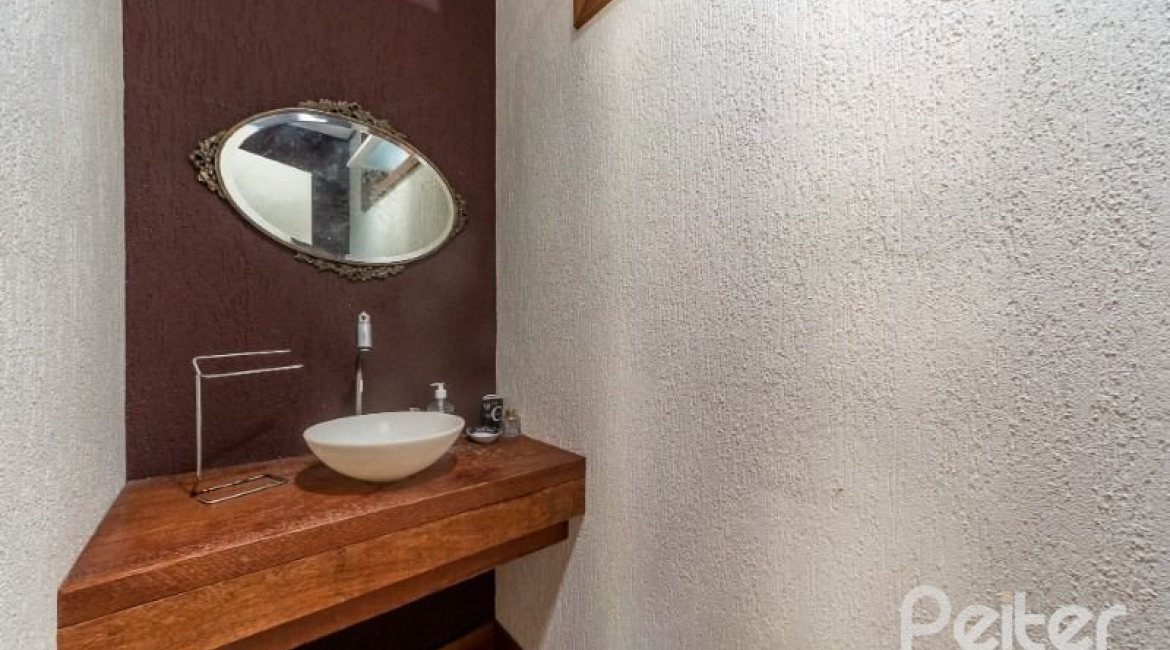 Casa à venda com 600m², 4 dormitórios, 1 suíte, 6 vagas, no bairro Ipanema em Porto Alegre