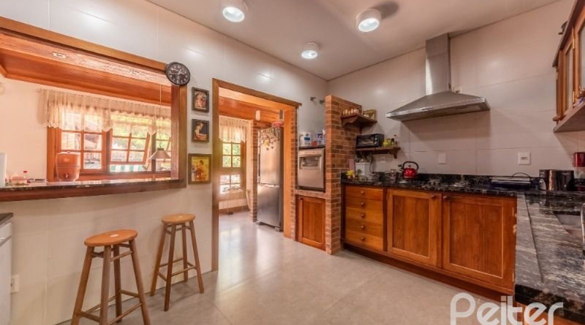 Casa à venda com 600m², 4 dormitórios, 1 suíte, 6 vagas, no bairro Ipanema em Porto Alegre