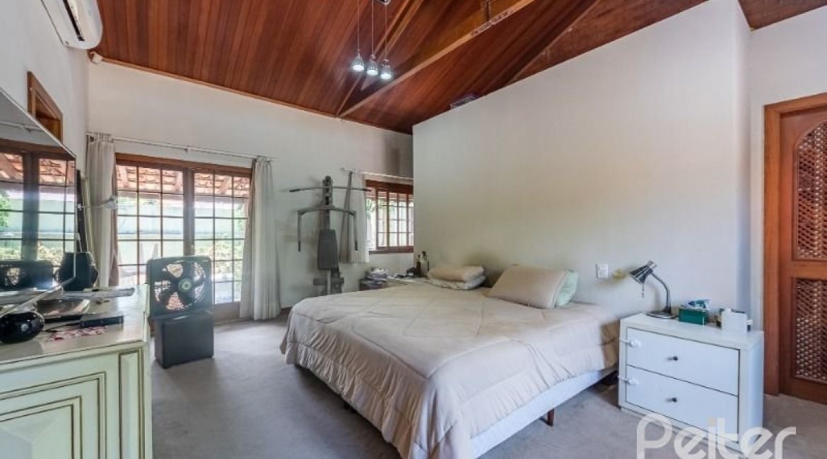 Casa à venda com 600m², 4 dormitórios, 1 suíte, 6 vagas, no bairro Ipanema em Porto Alegre