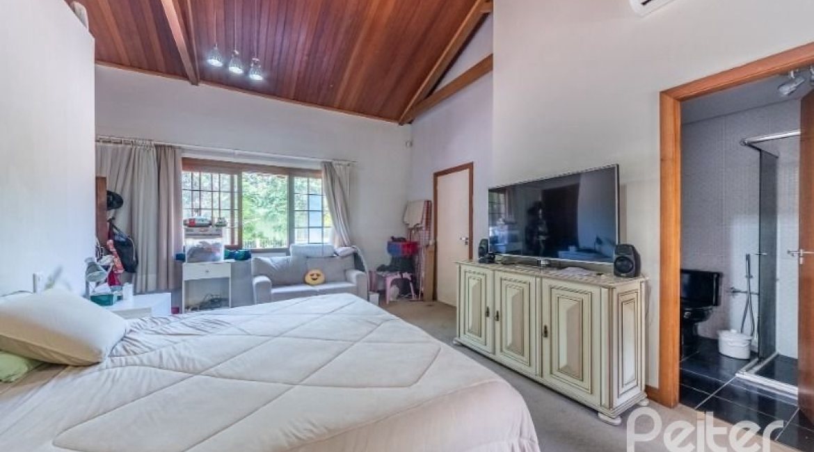 Casa à venda com 600m², 4 dormitórios, 1 suíte, 6 vagas, no bairro Ipanema em Porto Alegre