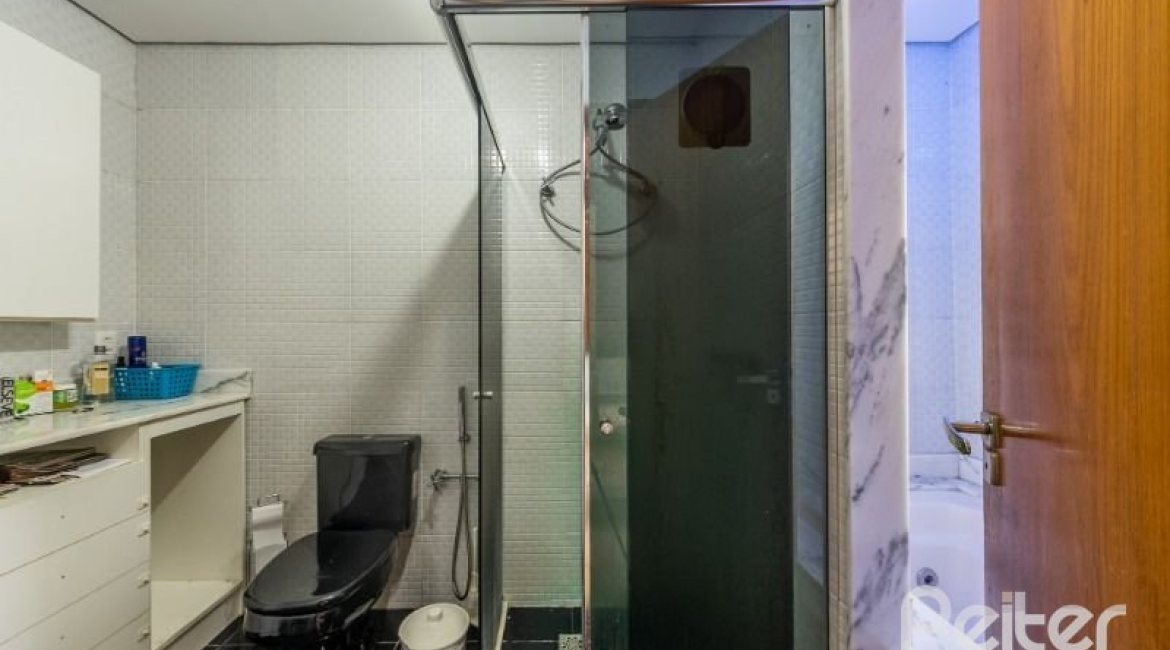 Casa à venda com 600m², 4 dormitórios, 1 suíte, 6 vagas, no bairro Ipanema em Porto Alegre