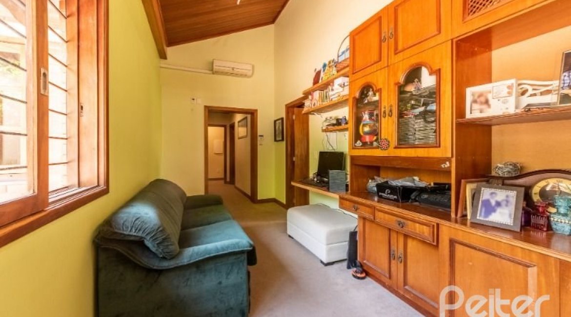 Casa à venda com 600m², 4 dormitórios, 1 suíte, 6 vagas, no bairro Ipanema em Porto Alegre