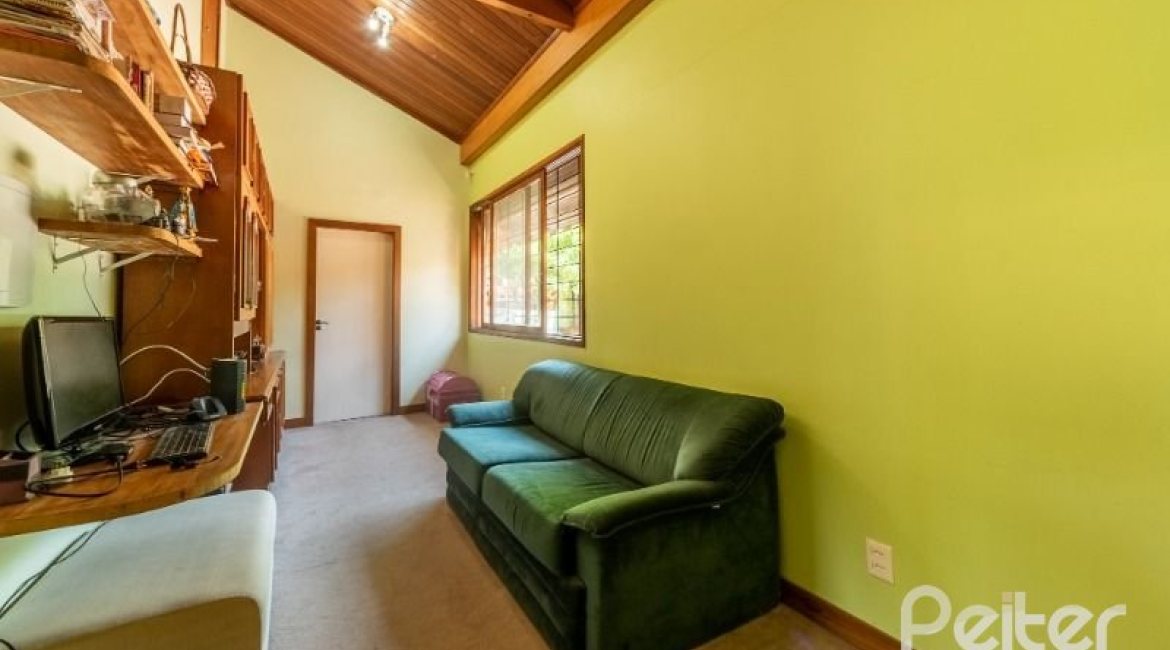 Casa à venda com 600m², 4 dormitórios, 1 suíte, 6 vagas, no bairro Ipanema em Porto Alegre