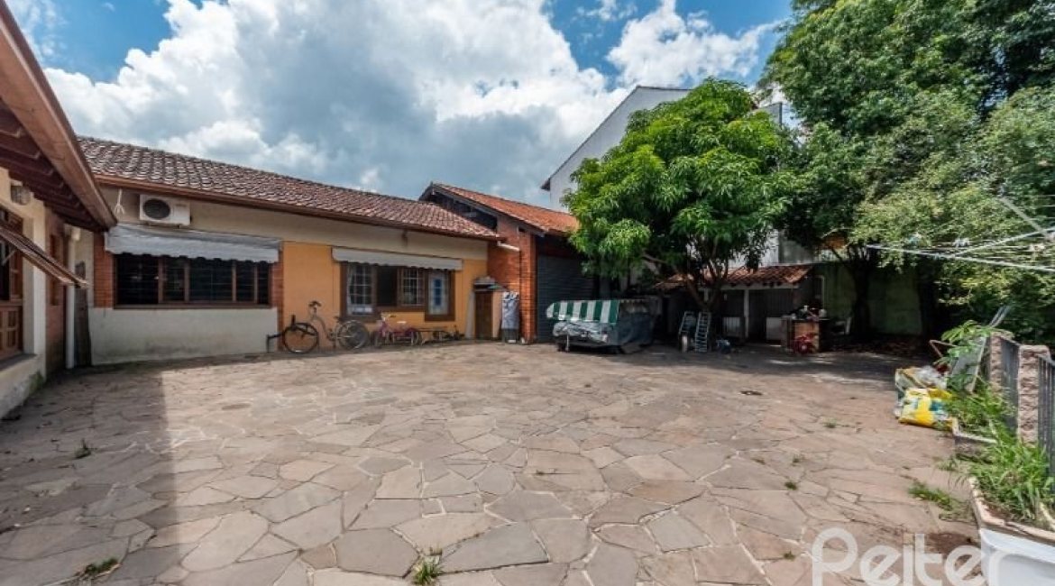 Casa à venda com 600m², 4 dormitórios, 1 suíte, 6 vagas, no bairro Ipanema em Porto Alegre