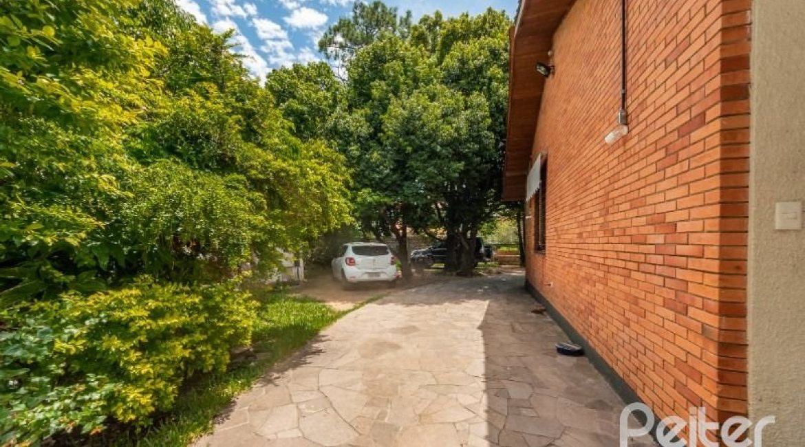 Casa à venda com 600m², 4 dormitórios, 1 suíte, 6 vagas, no bairro Ipanema em Porto Alegre