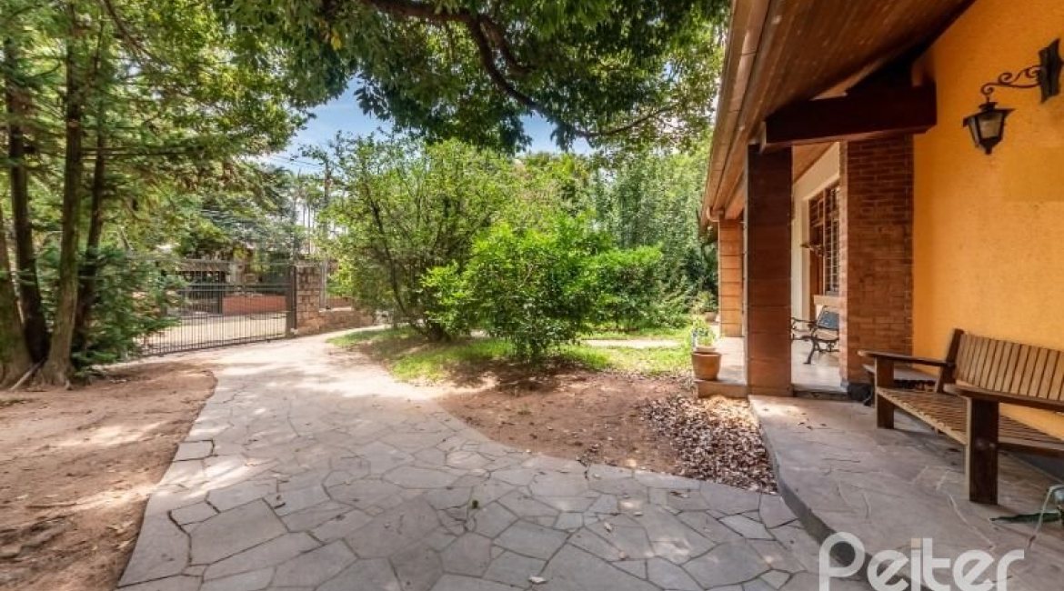 Casa à venda com 600m², 4 dormitórios, 1 suíte, 6 vagas, no bairro Ipanema em Porto Alegre