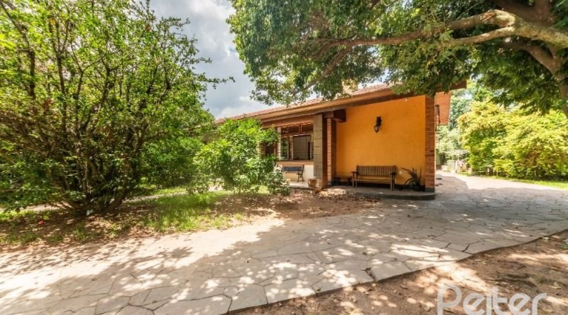 Casa à venda com 600m², 4 dormitórios, 1 suíte, 6 vagas, no bairro Ipanema em Porto Alegre