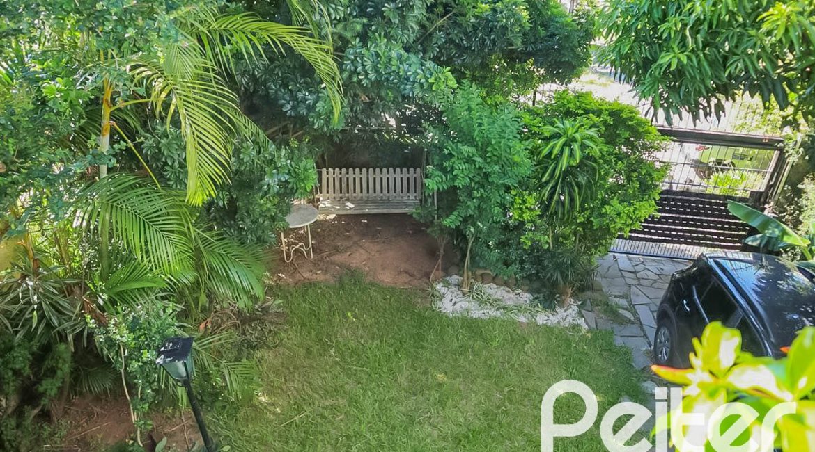 Casa à venda com 405m², 3 dormitórios, 1 suíte, no bairro Tristeza em Porto Alegre