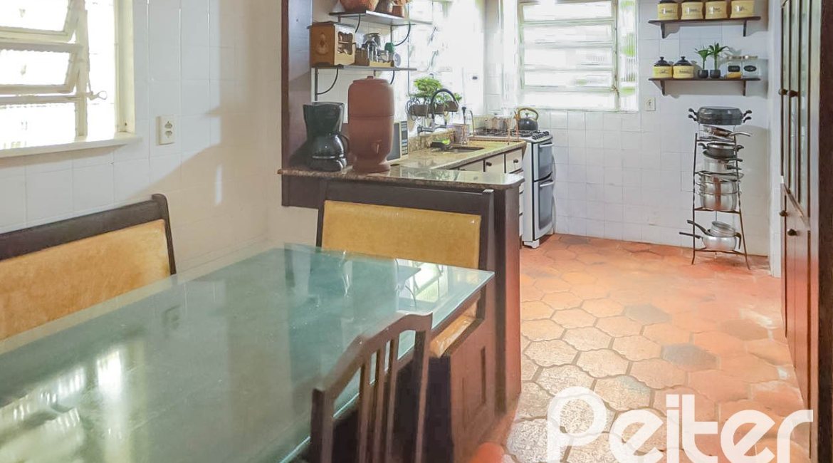 Casa à venda com 405m², 3 dormitórios, 1 suíte, no bairro Tristeza em Porto Alegre