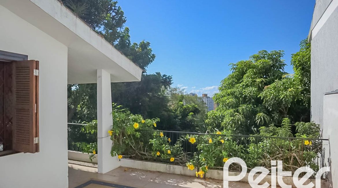 Casa à venda com 405m², 3 dormitórios, 1 suíte, no bairro Tristeza em Porto Alegre