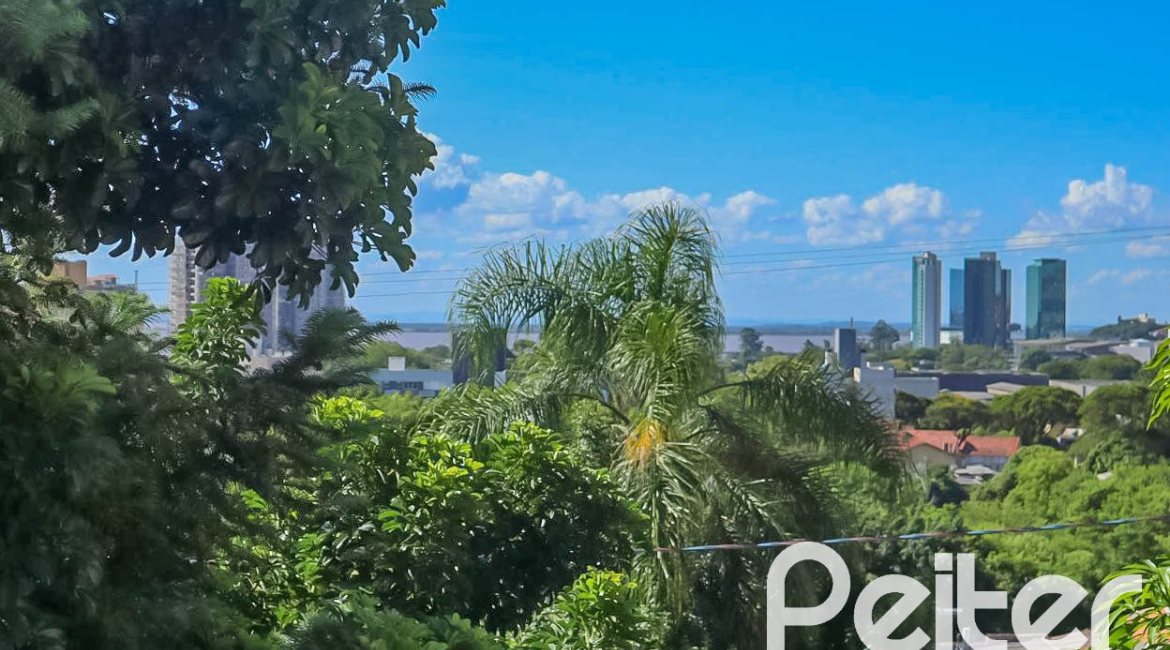 Casa à venda com 405m², 3 dormitórios, 1 suíte, no bairro Tristeza em Porto Alegre