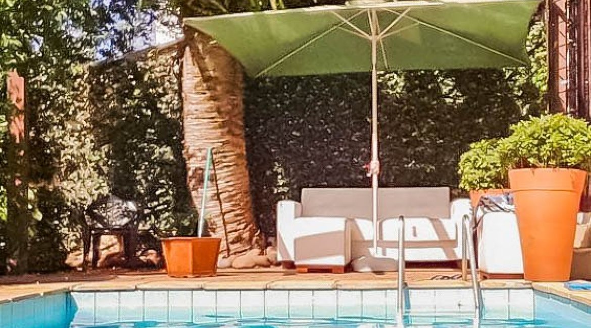 Casa à venda com 405m², 3 dormitórios, 1 suíte, no bairro Tristeza em Porto Alegre