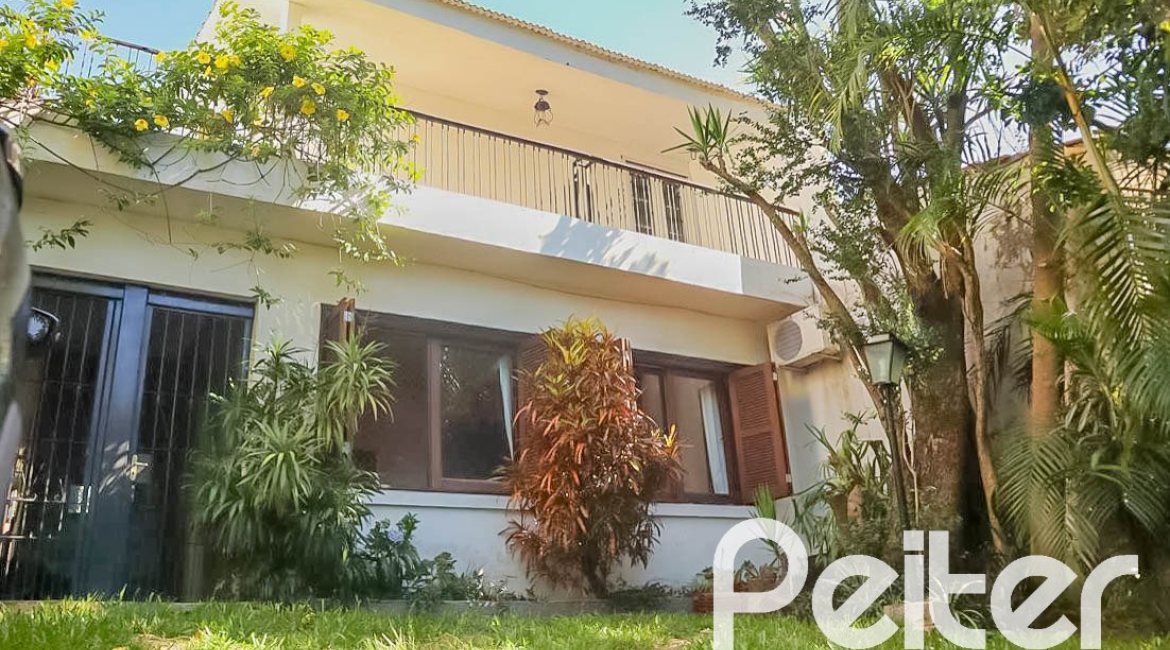 Casa à venda com 405m², 3 dormitórios, 1 suíte, no bairro Tristeza em Porto Alegre