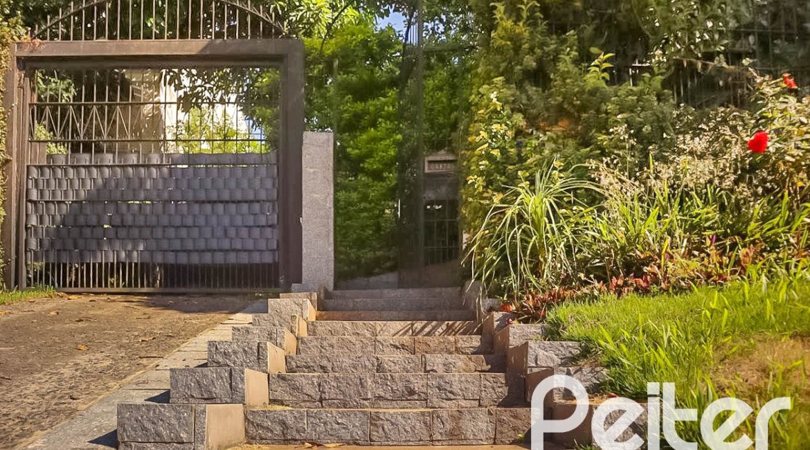 Casa à venda com 405m², 3 dormitórios, 1 suíte, no bairro Tristeza em Porto Alegre