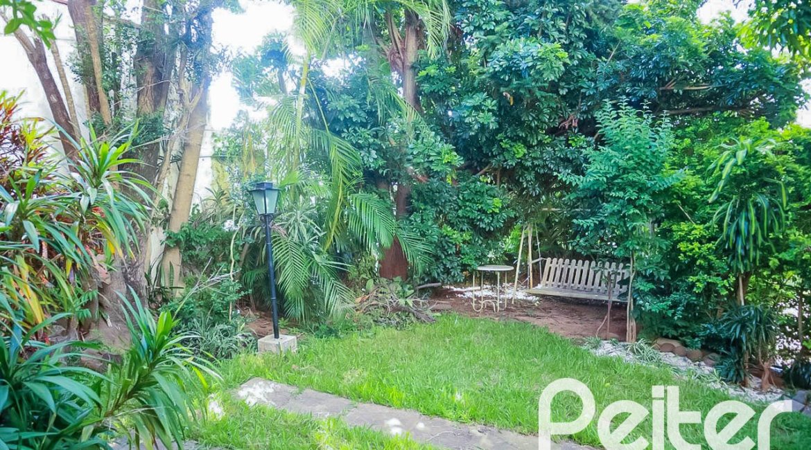 Casa à venda com 405m², 3 dormitórios, 1 suíte, no bairro Tristeza em Porto Alegre