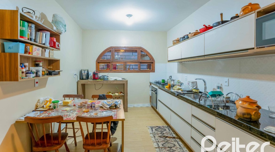 Casa à venda com 279m², 5 dormitórios, 1 suíte, 2 vagas, no bairro Ipanema em Porto Alegre