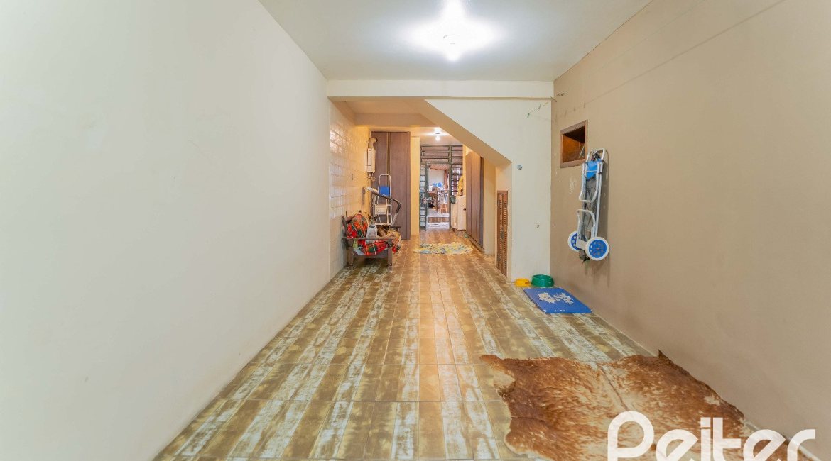 Casa à venda com 279m², 5 dormitórios, 1 suíte, 2 vagas, no bairro Ipanema em Porto Alegre