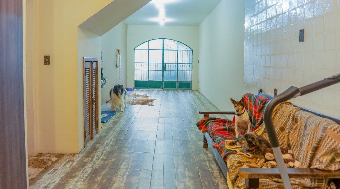 Casa à venda com 279m², 5 dormitórios, 1 suíte, 2 vagas, no bairro Ipanema em Porto Alegre