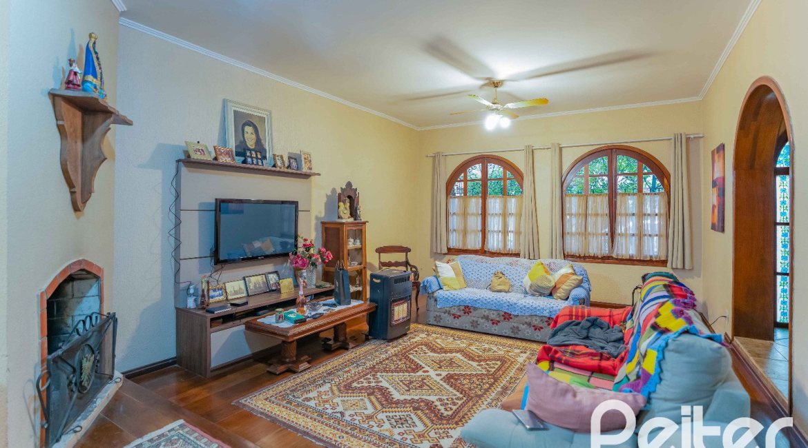 Casa à venda com 279m², 5 dormitórios, 1 suíte, 2 vagas, no bairro Ipanema em Porto Alegre