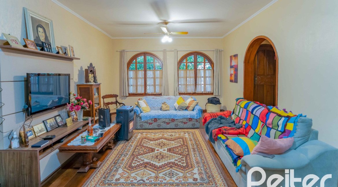 Casa à venda com 279m², 5 dormitórios, 1 suíte, 2 vagas, no bairro Ipanema em Porto Alegre