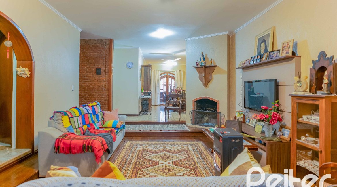 Casa à venda com 279m², 5 dormitórios, 1 suíte, 2 vagas, no bairro Ipanema em Porto Alegre