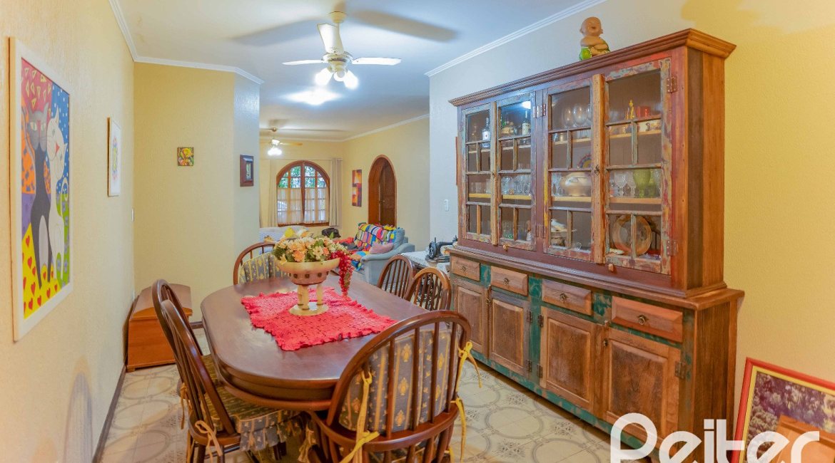 Casa à venda com 279m², 5 dormitórios, 1 suíte, 2 vagas, no bairro Ipanema em Porto Alegre