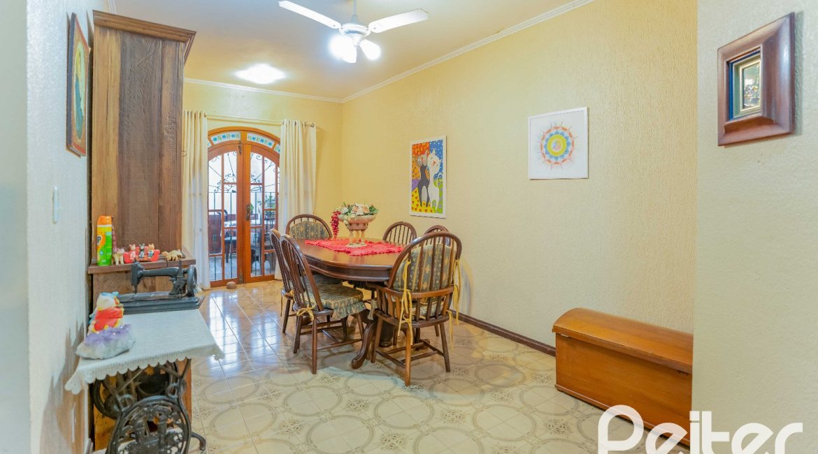 Casa à venda com 279m², 5 dormitórios, 1 suíte, 2 vagas, no bairro Ipanema em Porto Alegre