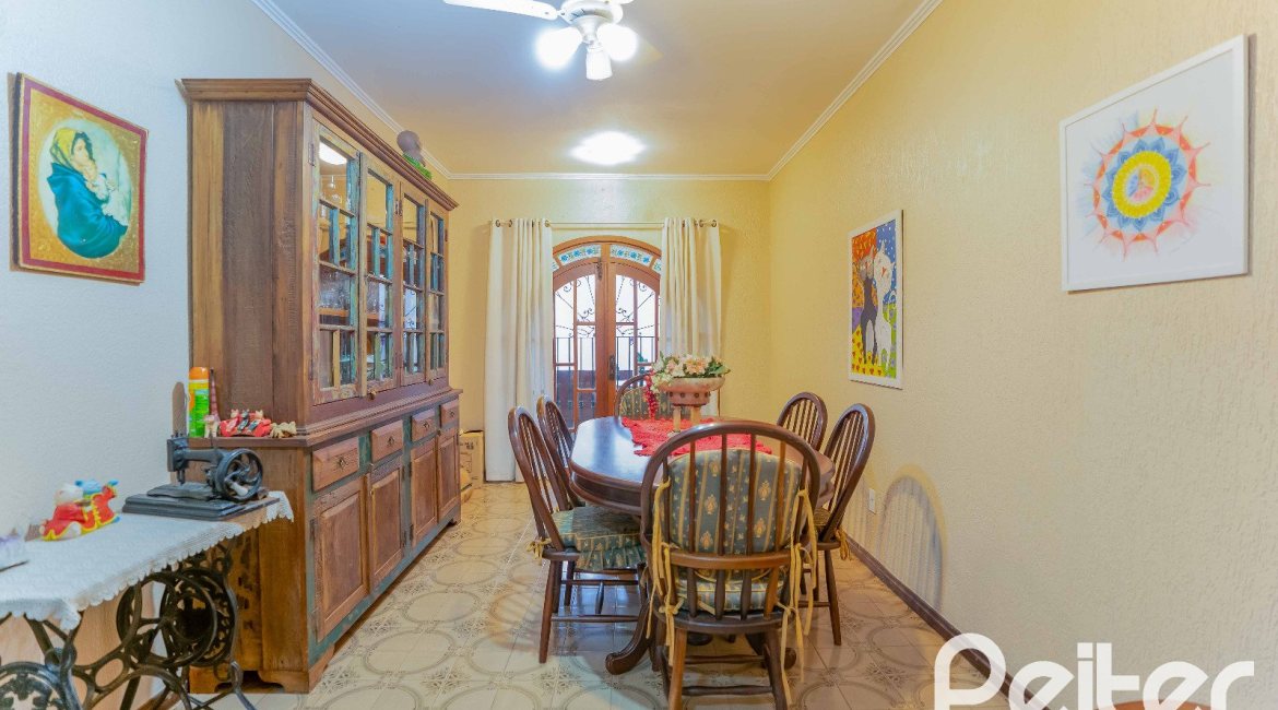 Casa à venda com 279m², 5 dormitórios, 1 suíte, 2 vagas, no bairro Ipanema em Porto Alegre