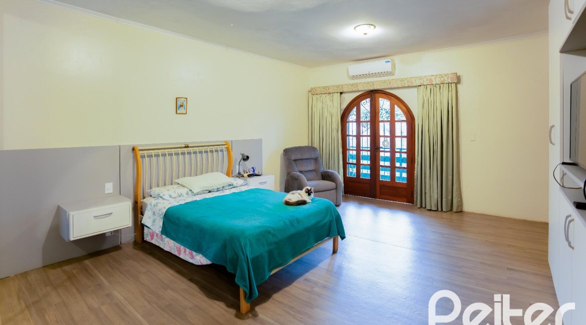 Casa à venda com 279m², 5 dormitórios, 1 suíte, 2 vagas, no bairro Ipanema em Porto Alegre