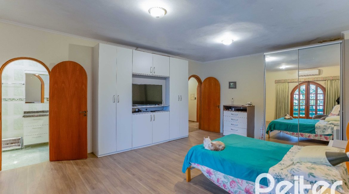 Casa à venda com 279m², 5 dormitórios, 1 suíte, 2 vagas, no bairro Ipanema em Porto Alegre