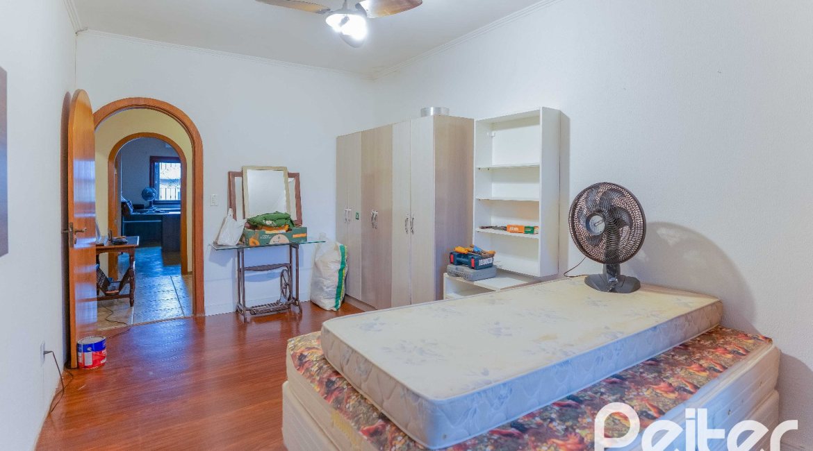 Casa à venda com 279m², 5 dormitórios, 1 suíte, 2 vagas, no bairro Ipanema em Porto Alegre