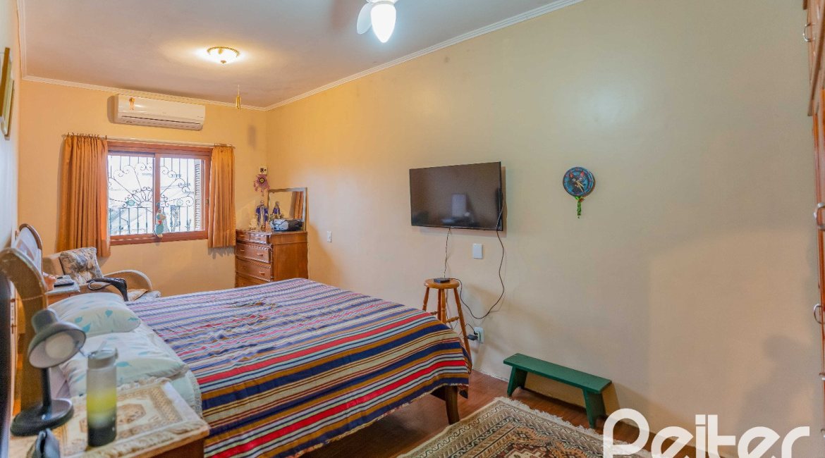 Casa à venda com 279m², 5 dormitórios, 1 suíte, 2 vagas, no bairro Ipanema em Porto Alegre