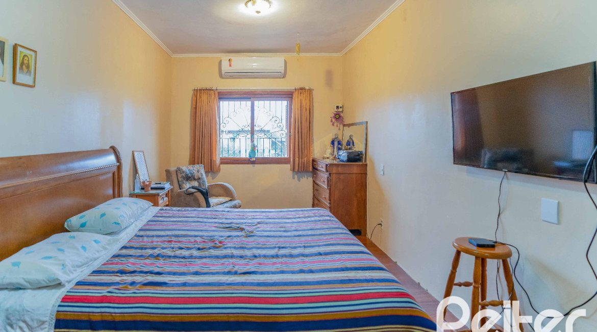 Casa à venda com 279m², 5 dormitórios, 1 suíte, 2 vagas, no bairro Ipanema em Porto Alegre