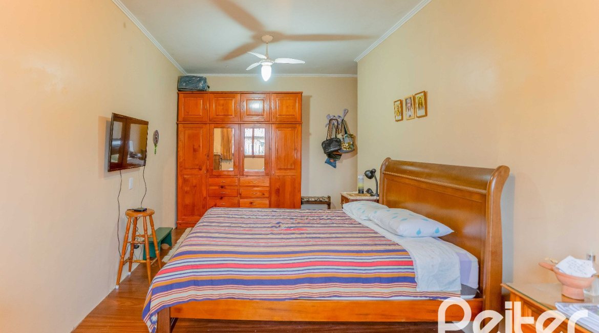 Casa à venda com 279m², 5 dormitórios, 1 suíte, 2 vagas, no bairro Ipanema em Porto Alegre