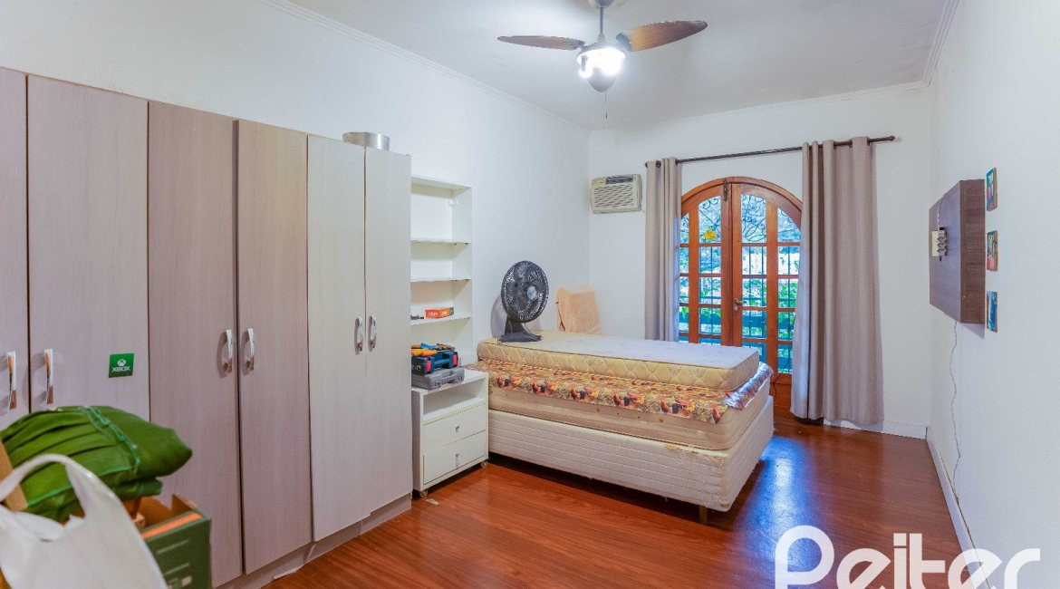 Casa à venda com 279m², 5 dormitórios, 1 suíte, 2 vagas, no bairro Ipanema em Porto Alegre