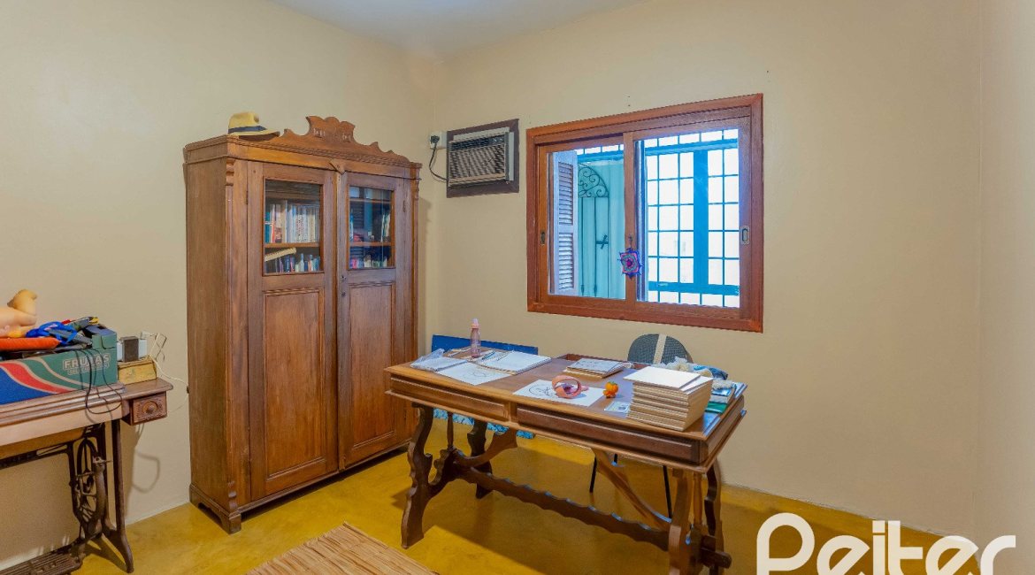 Casa à venda com 279m², 5 dormitórios, 1 suíte, 2 vagas, no bairro Ipanema em Porto Alegre