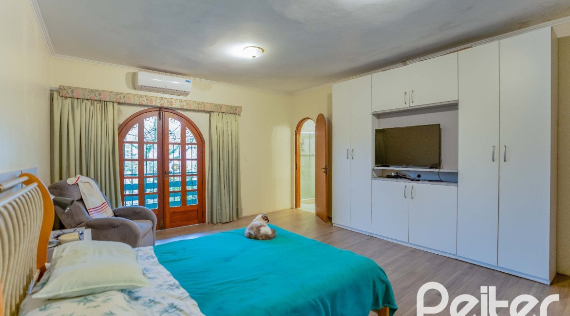 Casa à venda com 279m², 5 dormitórios, 1 suíte, 2 vagas, no bairro Ipanema em Porto Alegre