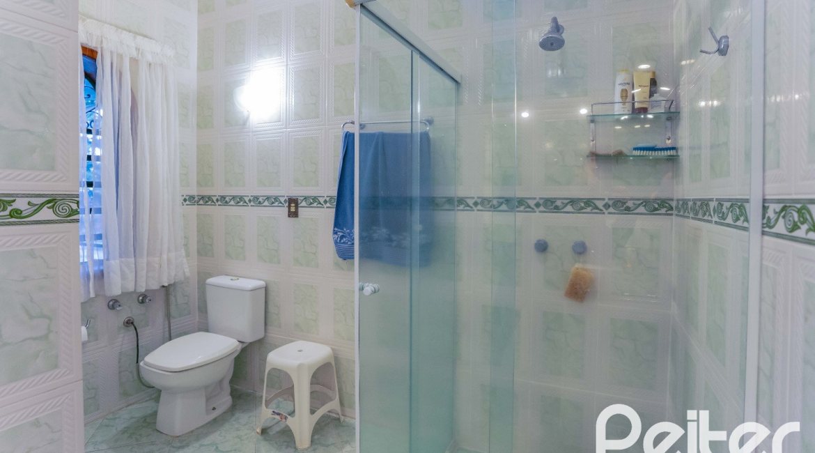 Casa à venda com 279m², 5 dormitórios, 1 suíte, 2 vagas, no bairro Ipanema em Porto Alegre